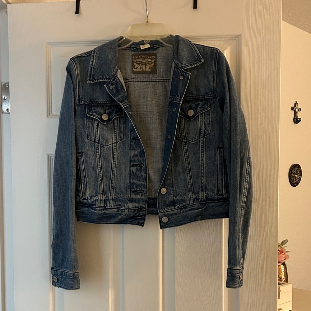 Levi's Medium Wash Blue Denim Trucker Jacket in size small